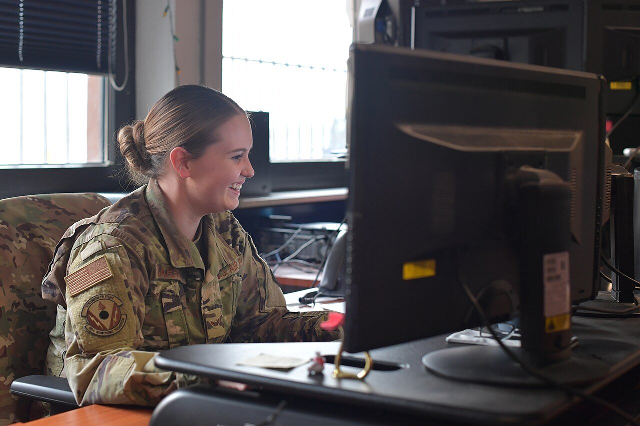 86th MUNS Airman provides premier customer support (6481173).jpg
