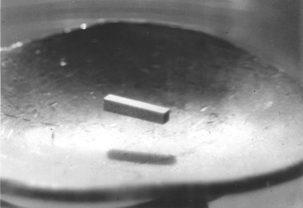 Floating Magnet..jpg