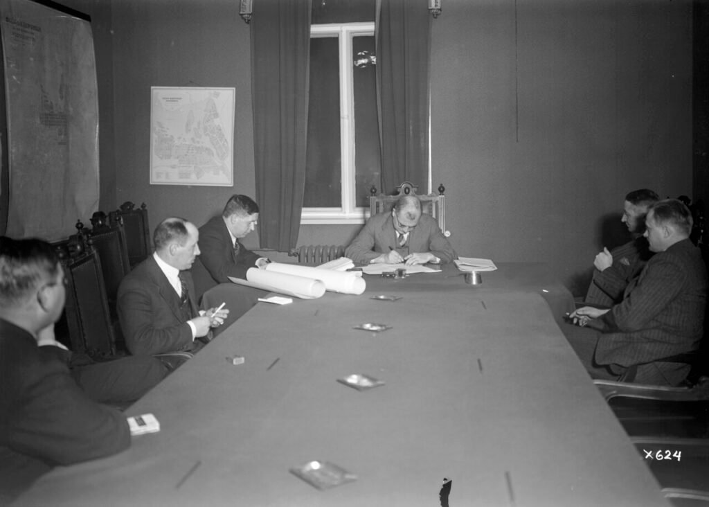 A contract signing 1936 (JOKAKAL3B-2991).tif