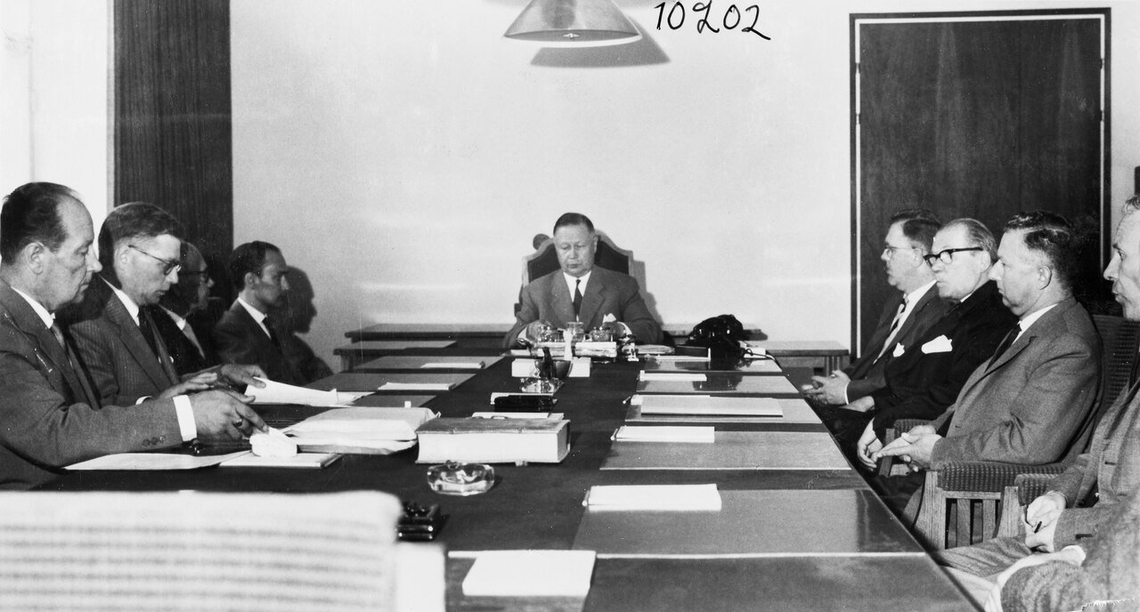 The signing of a contract 1961 (JOKAKAL3B-11861).tif